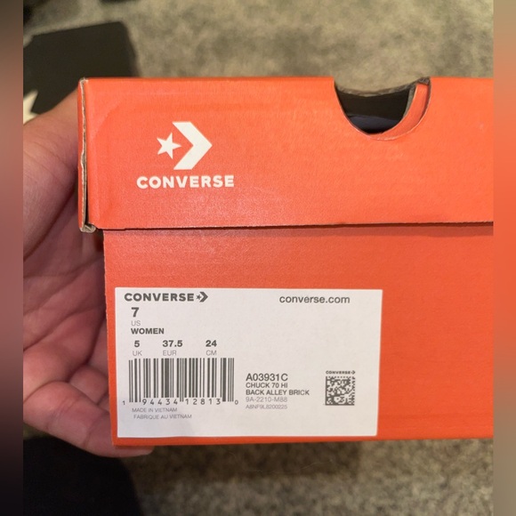 Burgundy Converse size 7 - Picture 3 of 5